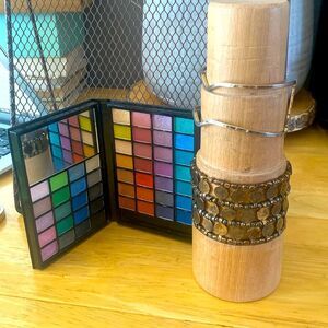 Eyeshadow Palette with two adjustable bracelets